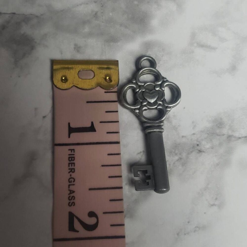 ‎Silver Family Key Pendant - Picture 6 of 7